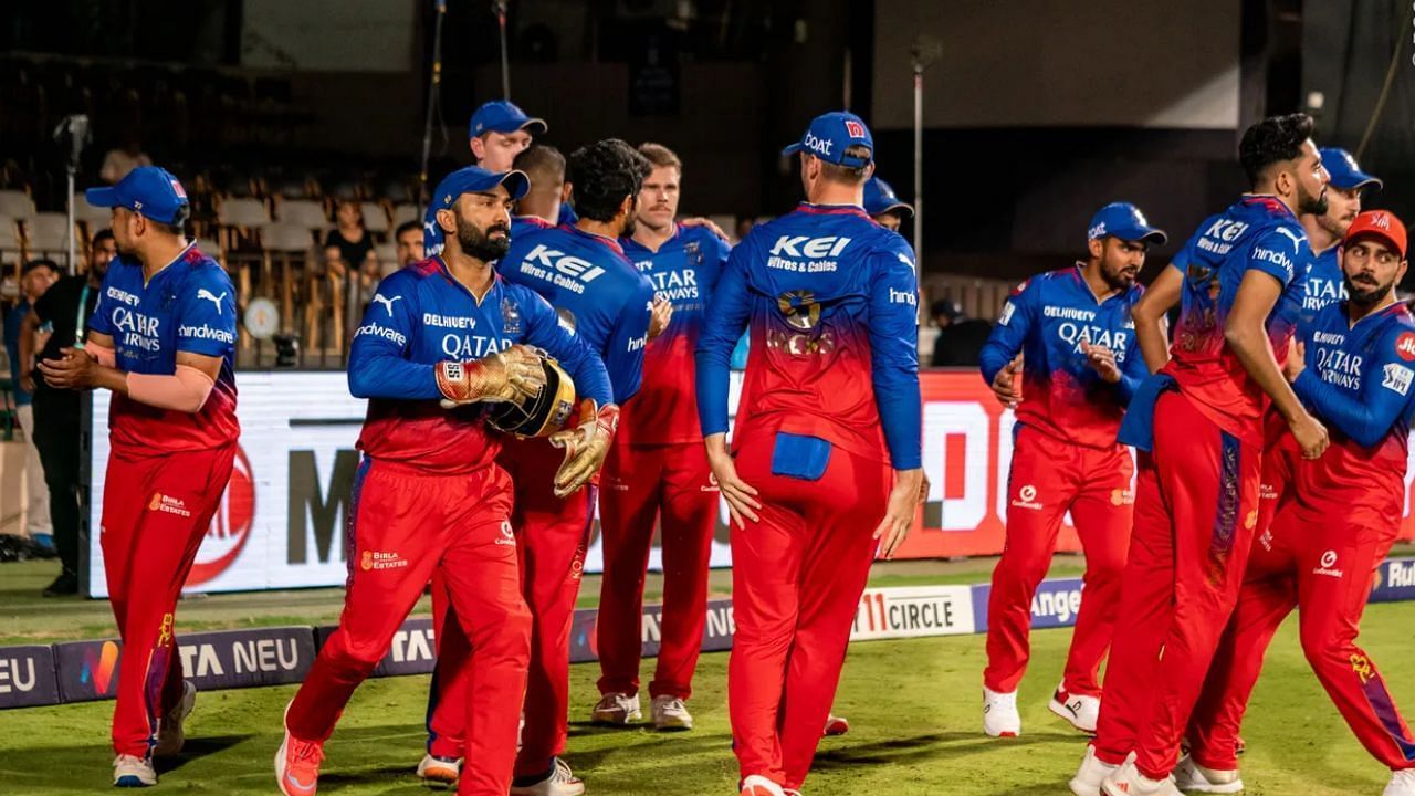 आरसीबी की टीम (Photo Credit; IPL Website)